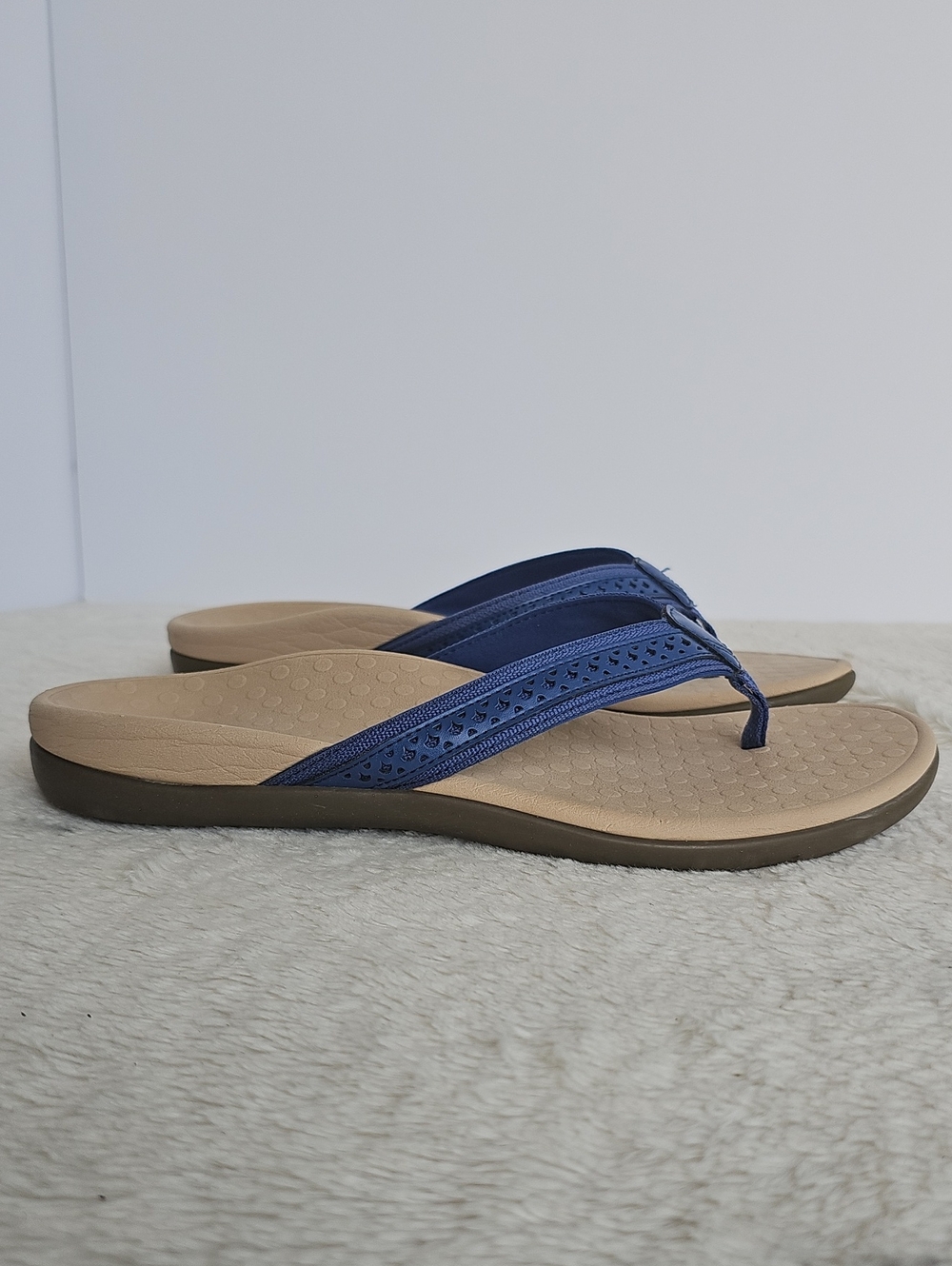 ​Vionic Tide Casandra Blue Perforated Leather Orthotic Thong Sandals Size [11]